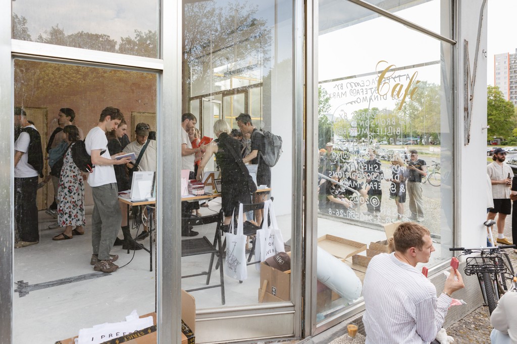 Dinamo Editions Stefan Marx Event Outside