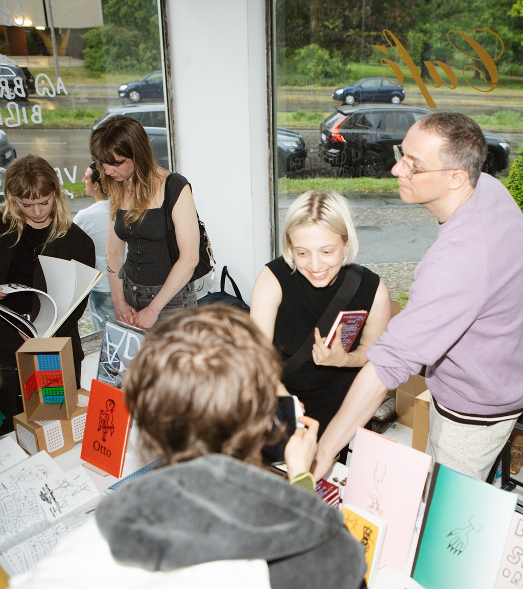 Dinamo Editions Stefan Marx Even Book Stand Crowded cropped