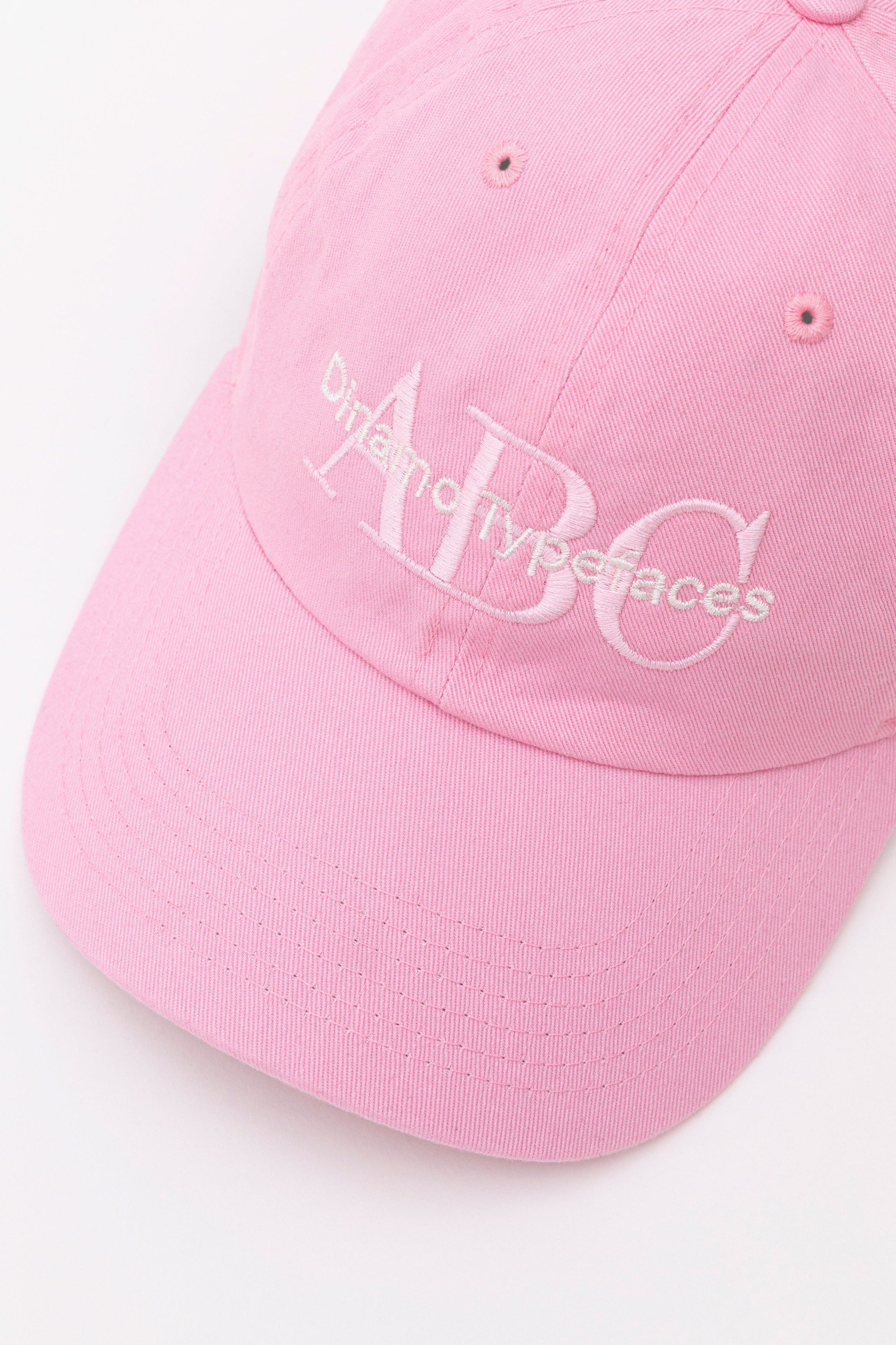 디나모 Dinamo Typefaces ABC Cap in Pink