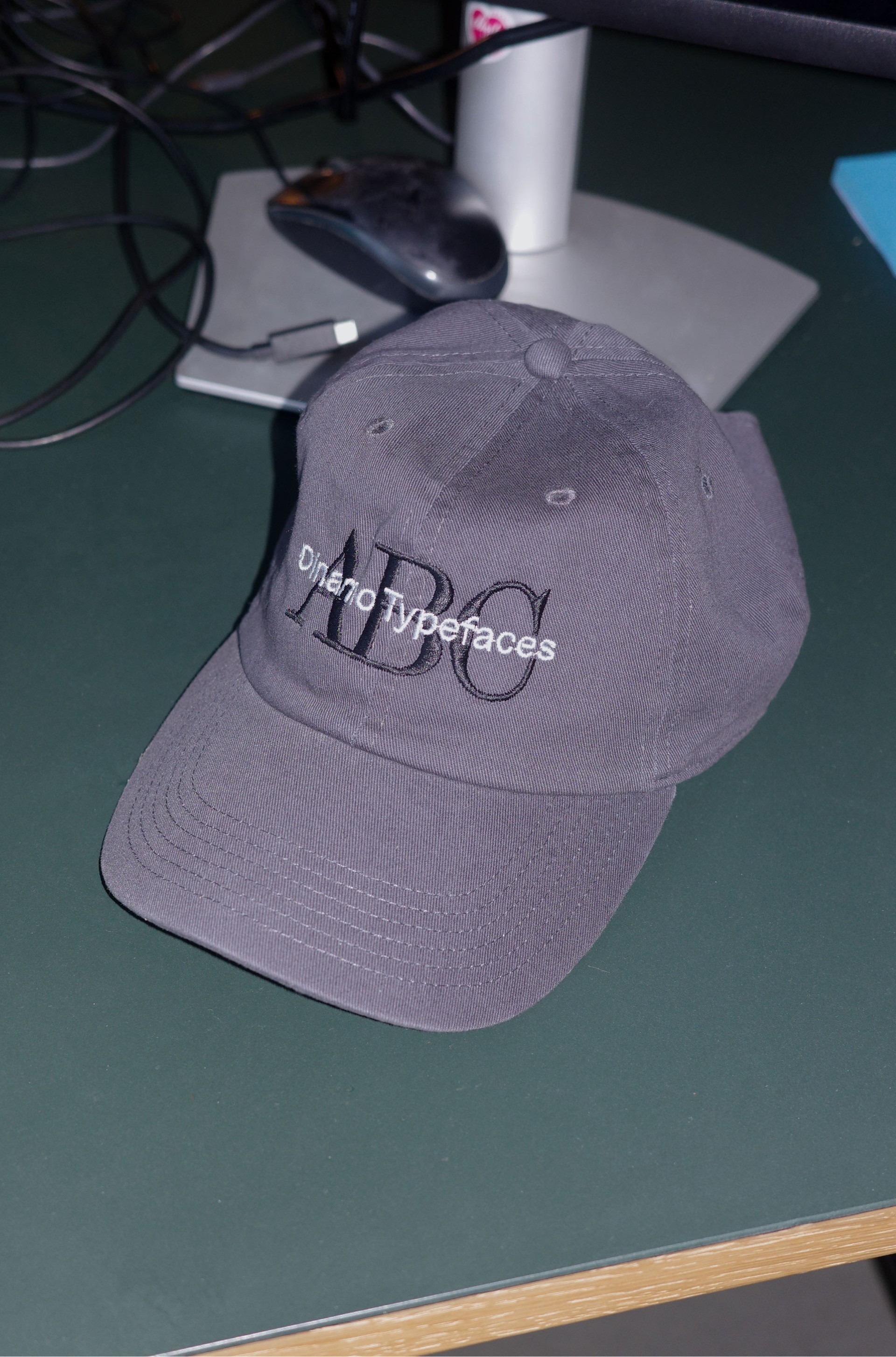 디나모 Dinamo Typefaces ABC Cap in Grey