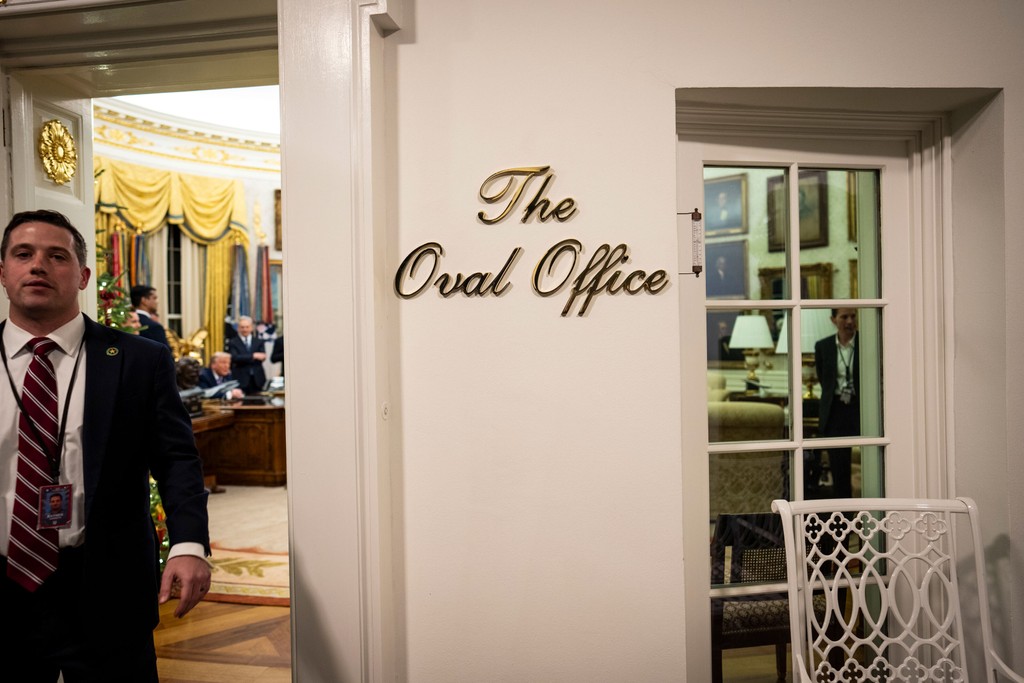 Dinamo Takeover Serif Populism Oval Office Web